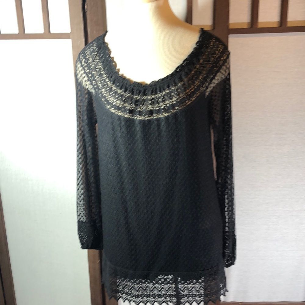 MAX STUDIO black lace off-the-shoulder long sleeve blouse in size Small. EUC